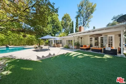 4062 Hayvenhurst Dr, Encino, CA 91436
