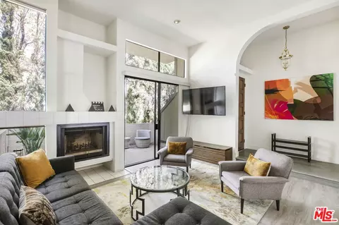 18843 Hatteras St #19, Tarzana, CA 91356