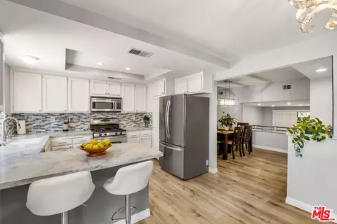 7100 Balboa Blvd #204, Lake Balboa, CA 91406