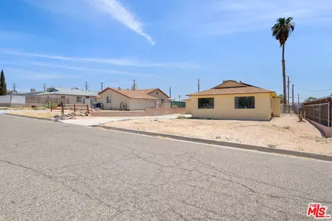 25497 Eaton St, Barstow, CA 92311 photo 2