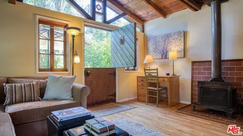 10423 Scenario Ln, Los Angeles, CA 90077