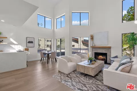 11818 Courtleigh Dr #203, Los Angeles, CA 90066