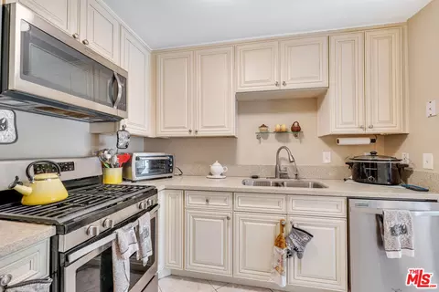 9946 Sepulveda Blvd #2, Mission Hills, CA 91345