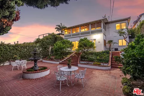 7020 Earldom Ave, Playa Del Rey, CA 90293