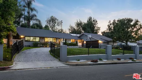 4945 Winnetka Ave, Woodland Hills, CA 91364