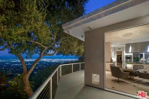 3111 Stone Oak Dr, Los Angeles, CA 90049