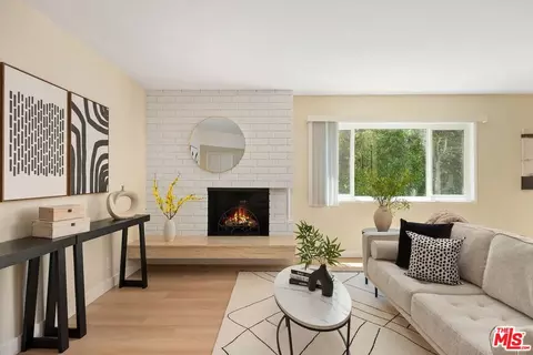 451 S Barrington Ave #105, Los Angeles, CA 90049