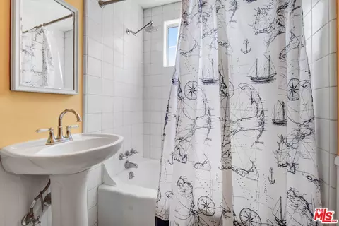 10619 Las Lunitas Ave, Tujunga, CA 91042 photo 6
