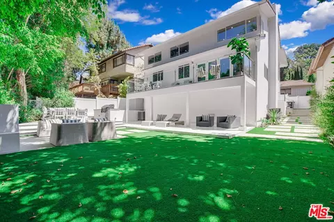 2877 Woodwardia Dr, Los Angeles, CA 90077