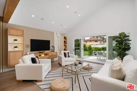 1017 S Windsor Blvd, Los Angeles, CA 90019