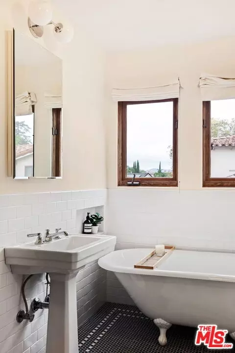 1114 E Mountain St, Glendale, CA 91207 photo 32