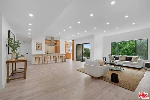 832 Palm Ave #201, West Hollywood, CA 90069