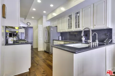 5416 Zelzah Ave #102, Encino, CA 91316