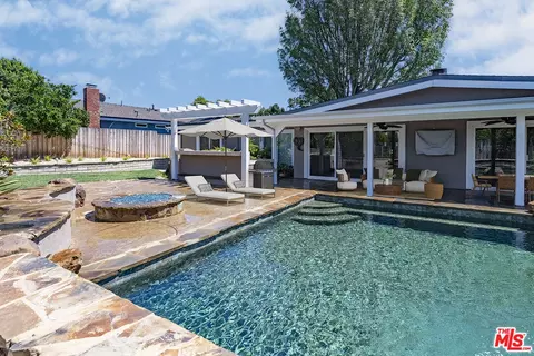 22989 Brenford St, Woodland Hills, CA 91364