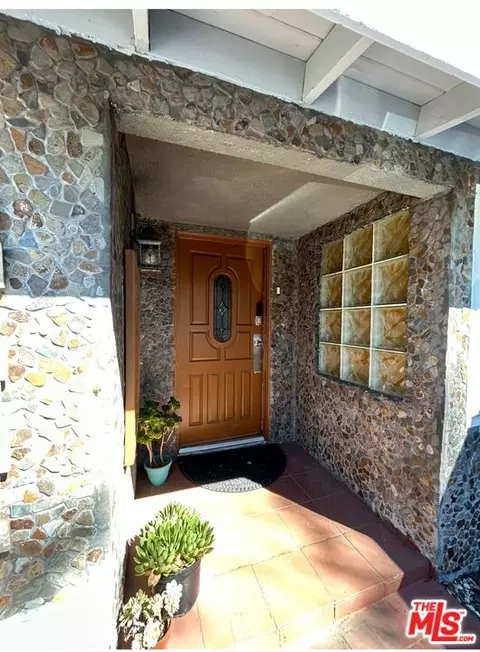 20357 Clark St, Woodland Hills, CA 91367