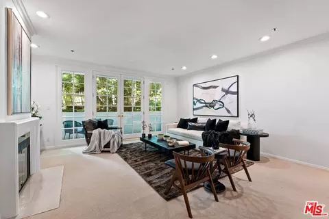 575 S Barrington Ave #206, Los Angeles, CA 90049