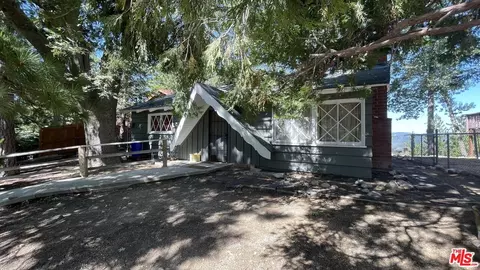 30362 Live Oak Dr, Running Springs, CA 92382