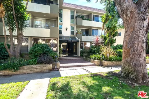 11910 Mayfield Ave #202, Los Angeles, CA 90049