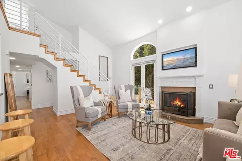 1018 4th St #304, Santa Monica, CA 90403