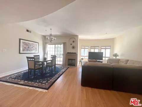 4601 Coldwater Canyon Ave #202, Studio City, CA 91604