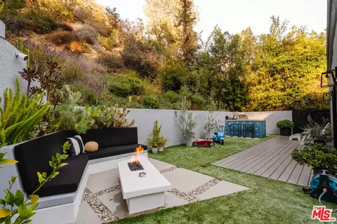 10435 Oletha Ln, Los Angeles, CA 90077