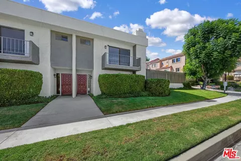 4327 Freedom Dr #8, Calabasas, CA 91302