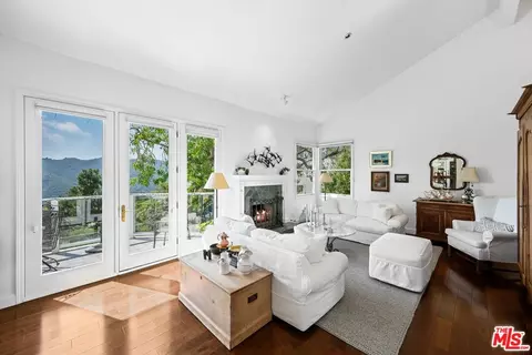 2034 Palisades Dr, Pacific Palisades, CA 90272