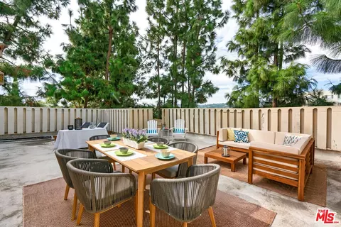 327 N Palm Dr #303, Beverly Hills, CA 90210