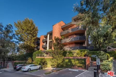 4792 Park Encino Ln #201, Encino, CA 91436
