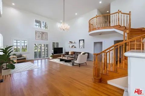 4957 W Melrose Hl, Los Angeles, CA 90029