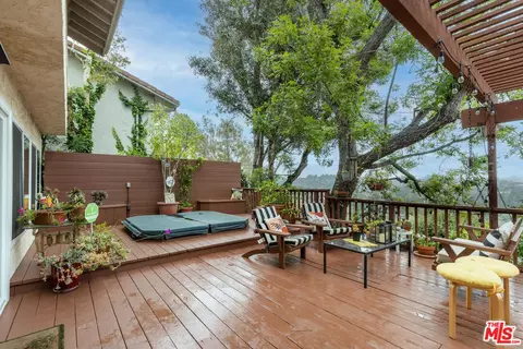 10136 Hollow Glen Cir, Los Angeles, CA 90077