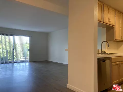 5460 N White Oak Ave #E221, Encino, CA 91316