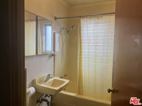 Bath - 9934 Tujunga Canyon Blvd, Tujunga, CA 91042 photo 1 of 1