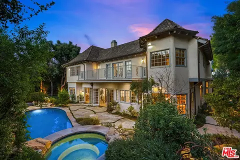 3943 Hayvenhurst Dr, Encino, CA 91436