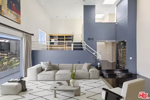 514 S Barrington Ave #302, Los Angeles, CA 90049