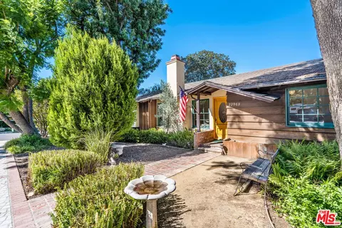 22963 Ostronic Dr, Woodland Hills, CA 91367