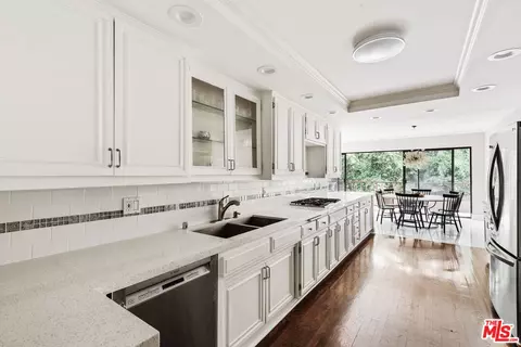 1124 N Kings Rd #202, West Hollywood, CA 90069