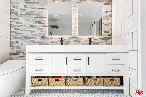 165 N Swall Dr #302, Beverly Hills, CA 90211