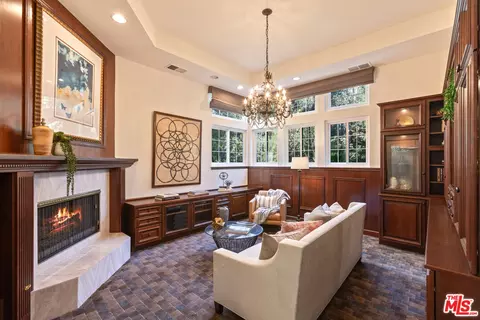 23171 Mulholland Dr #2, Woodland Hills, CA 91364