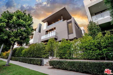 5916 Village Dr, Los Angeles, CA 90094