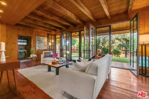 23851 Berdon St, Woodland Hills, CA 91367