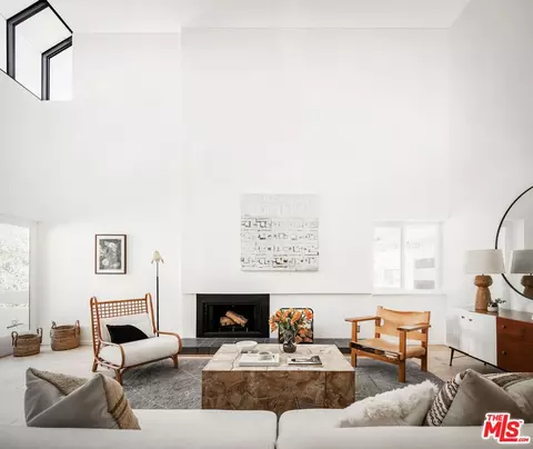 1175 Amherst Ave #9, Los Angeles, CA 90049