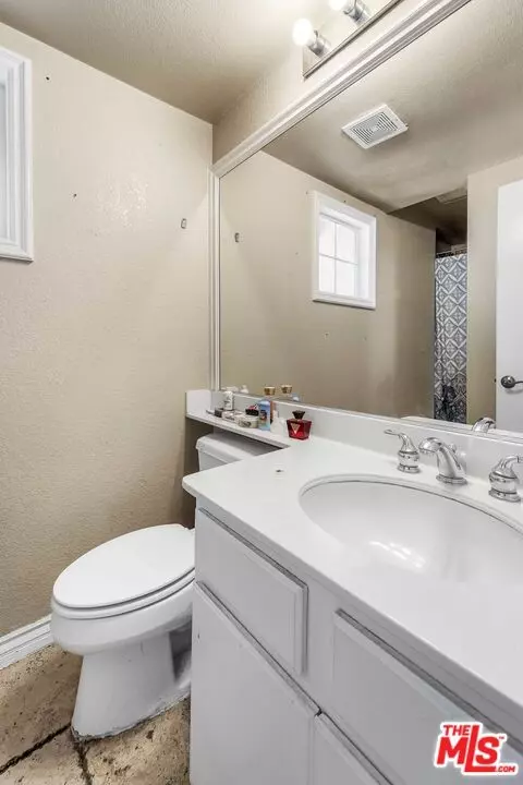 Bath - 3575 Crystal Ct, Palmdale, CA 93550 photo 2 of 5