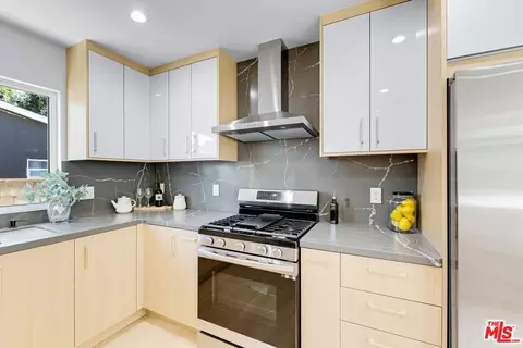 7346 Ostrom Ave, Van Nuys, CA 91406