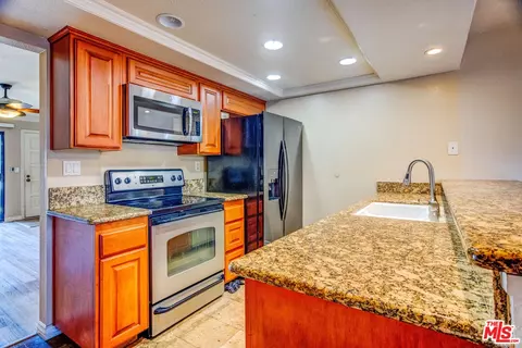 7648 Bay Dr #102, Huntington Beach, CA 92648
