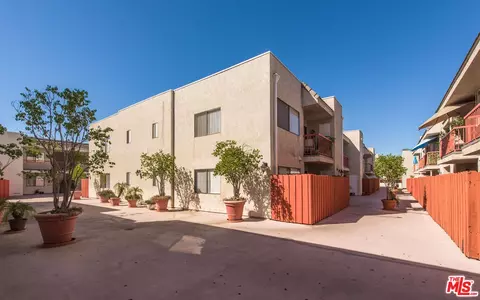 18325 Saticoy St, Reseda, CA 91335 photo 4