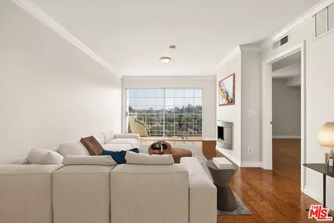 4755 Templeton St #2210, Los Angeles, CA 90032