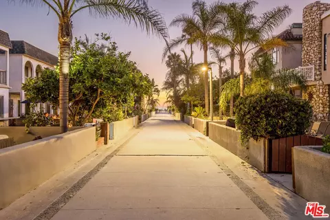 92 16th St, Hermosa Beach, CA 90254