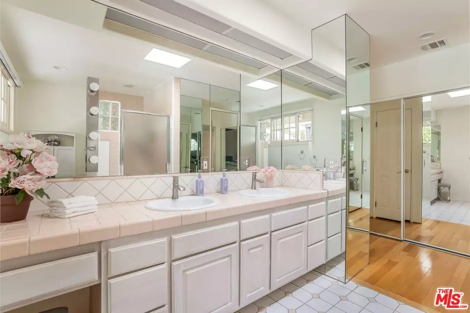 Bath - 18043 Sunburst St, Sherwood Forest, CA 91325 photo 2 of 4