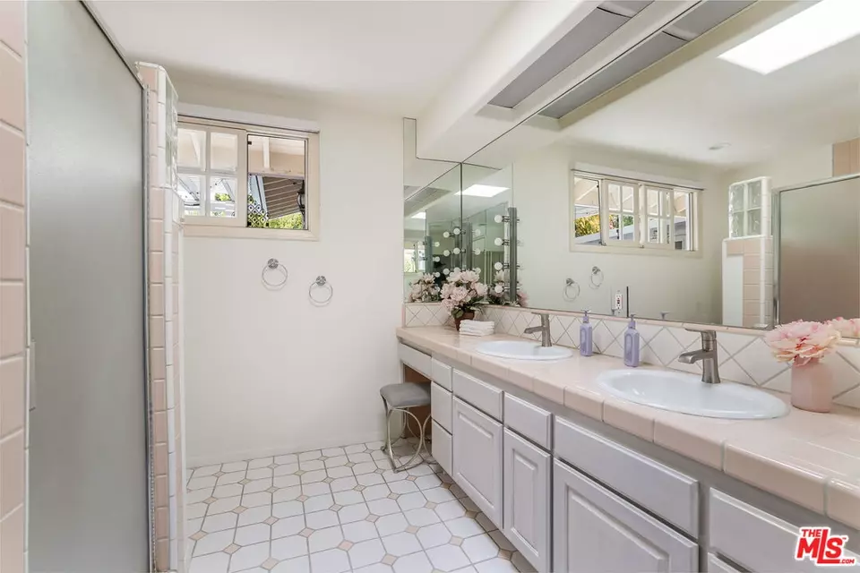 Bath - 18043 Sunburst St, Sherwood Forest, CA 91325 photo 1 of 4